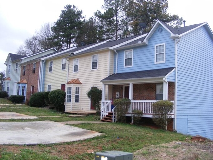 Crestview Townhomes in Austell, GA - Building Photo