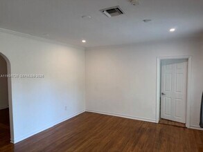 7550 SW 67th Ave in South Miami, FL - Foto de edificio - Building Photo