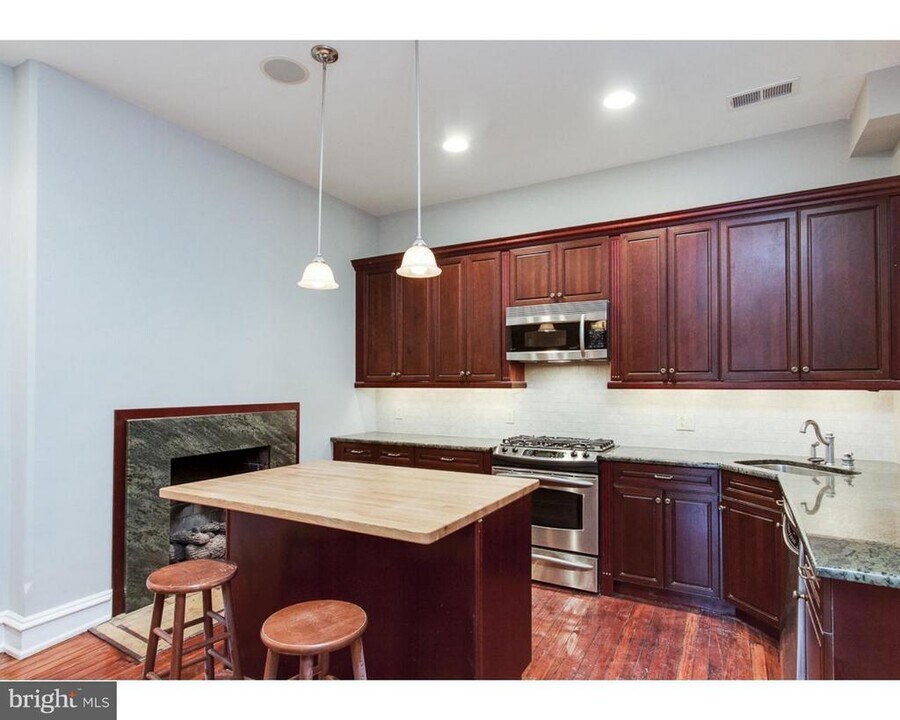 317-19 S 20th St, Unit 1F in Philadelphia, PA - Building Photo
