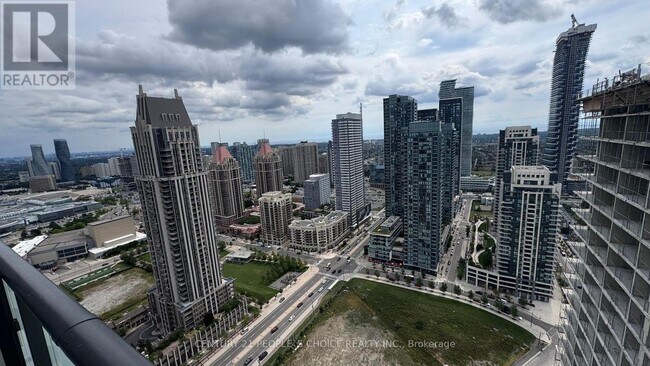 4130 Parkside Village Dr in Mississauga, ON - Building Photo - Building Photo