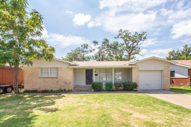 5011 42nd St in Lubbock, TX - Building Photo - Building Photo