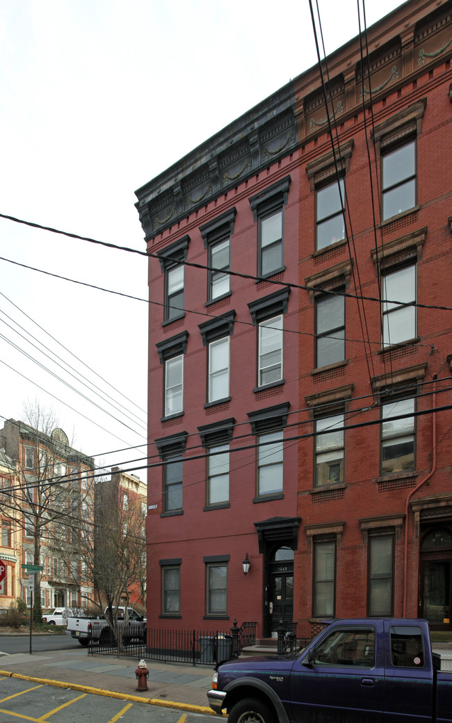 1045 Bloomfield St in Hoboken, NJ - Foto de edificio - Building Photo