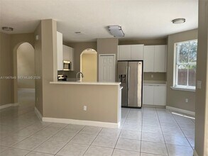 11042 NW 48th Ln in Doral, FL - Building Photo - Building Photo