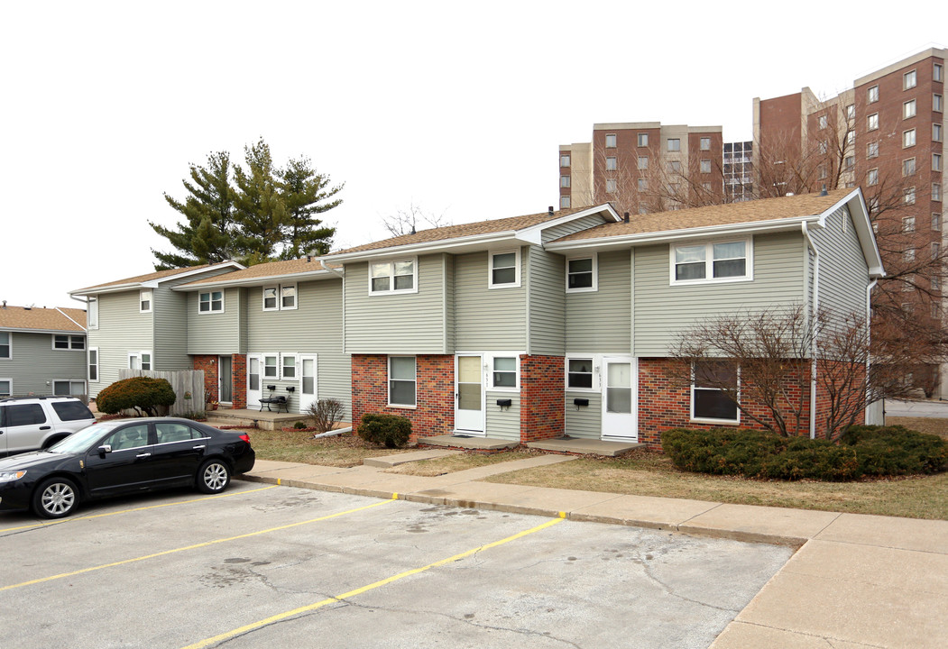 Regency View Manor Houses in Des Moines, IA - Building Photo