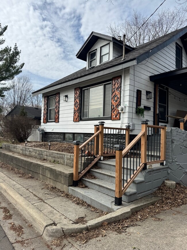 property at 3275 Wedgewood Ct SW