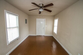 930 Poinsettia St in San Antonio, TX - Building Photo - Building Photo
