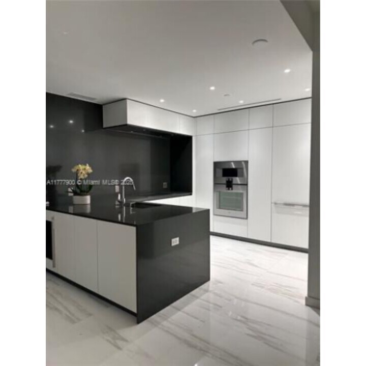 300 Biscayne Boulevard Way in Miami, FL - Building Photo