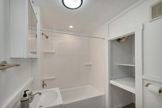 135 Franklin St in Franklin, NH - Building Photo - Building Photo