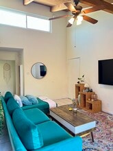 4836 Hollow Corner Rd, Unit 412 in Culver City, CA - Building Photo - Building Photo