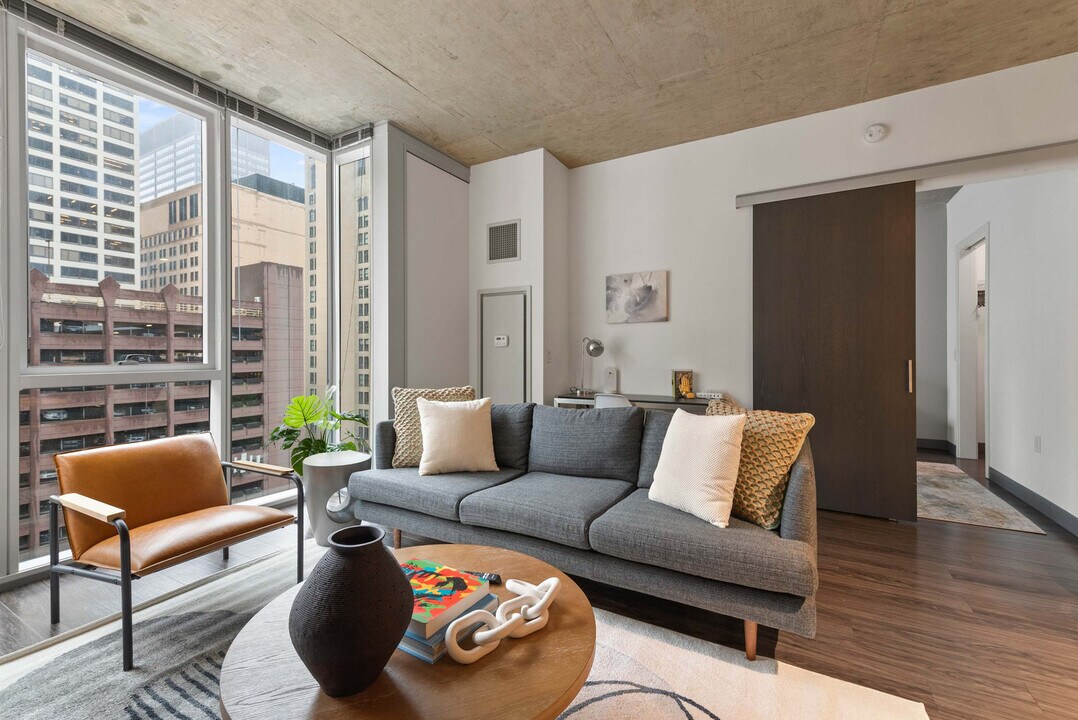 215 W Lake St in Chicago, IL - Building Photo