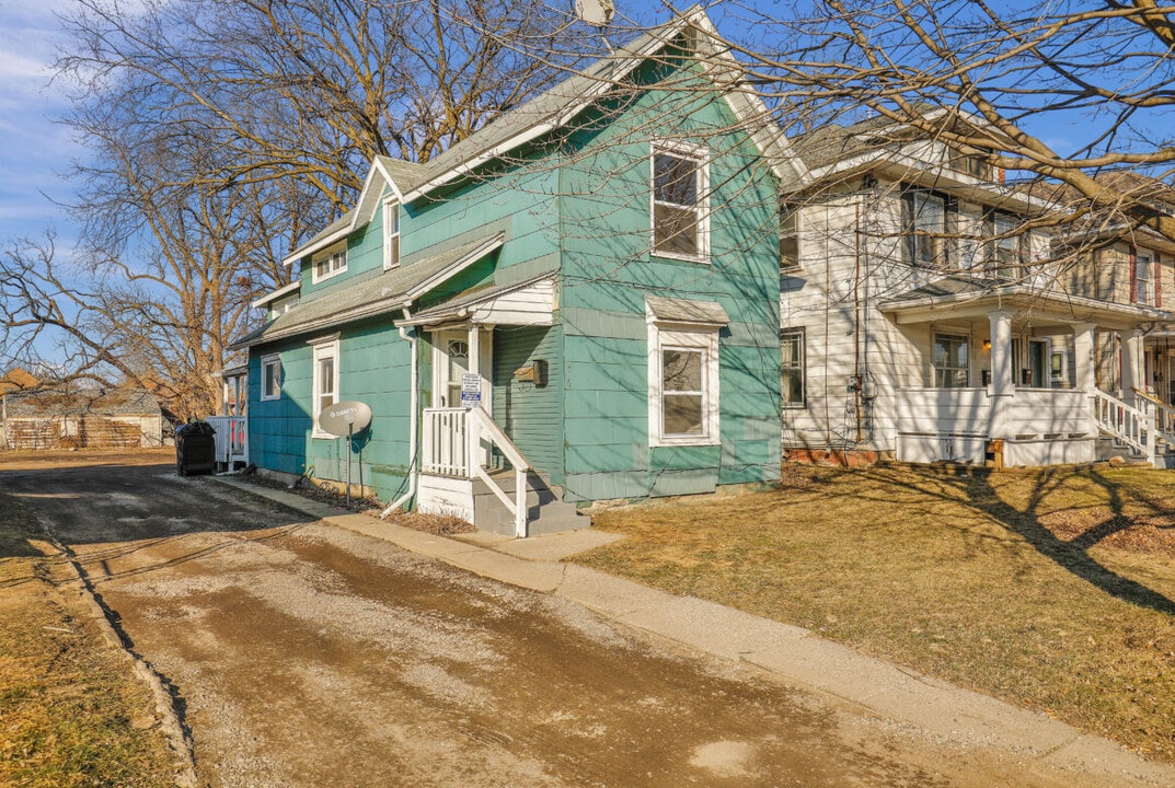 416 W Saginaw St in Lansing, MI - Foto de edificio