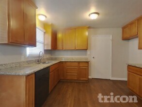 2316 Viola St in Modesto, CA - Foto de edificio - Building Photo