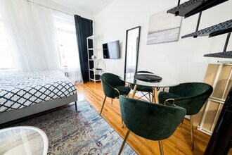 324 E 75th St in New York, NY - Building Photo - Building Photo