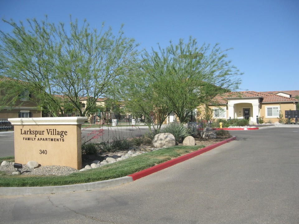 Larkspur Village in Ridgecrest, CA - Foto de edificio