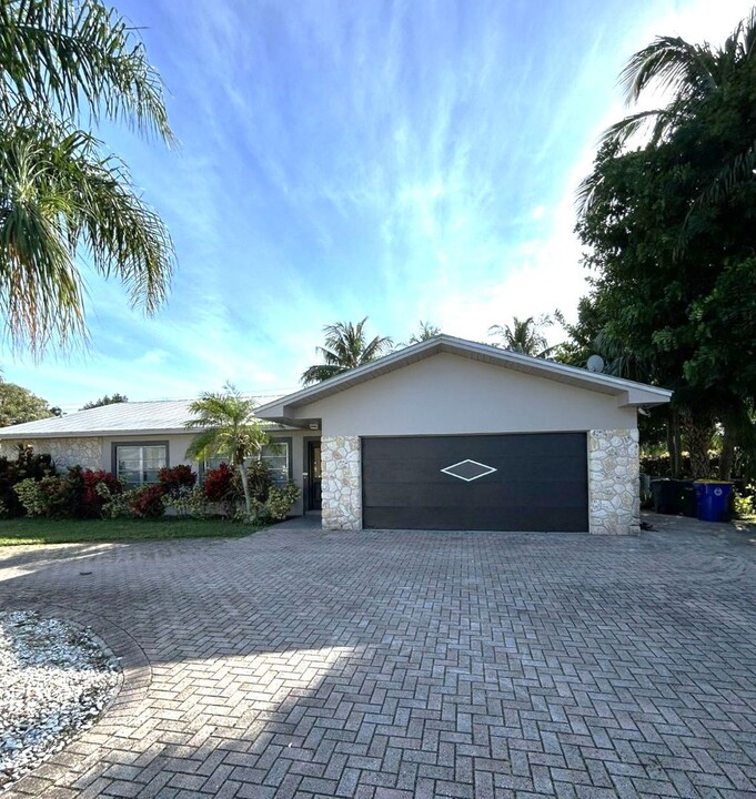 9366 SE River Terrace in Tequesta, FL - Building Photo