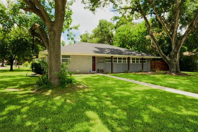 5503 W Bellfort Ave in Houston, TX - Foto de edificio - Building Photo