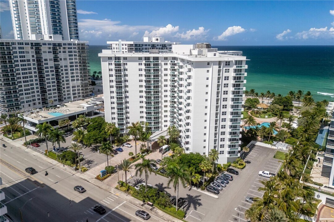 3001 S Ocean Dr in Hollywood, FL - Building Photo