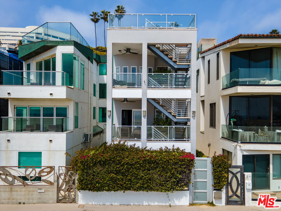 1307 Palisades Beach Rd in Santa Monica, CA - Building Photo