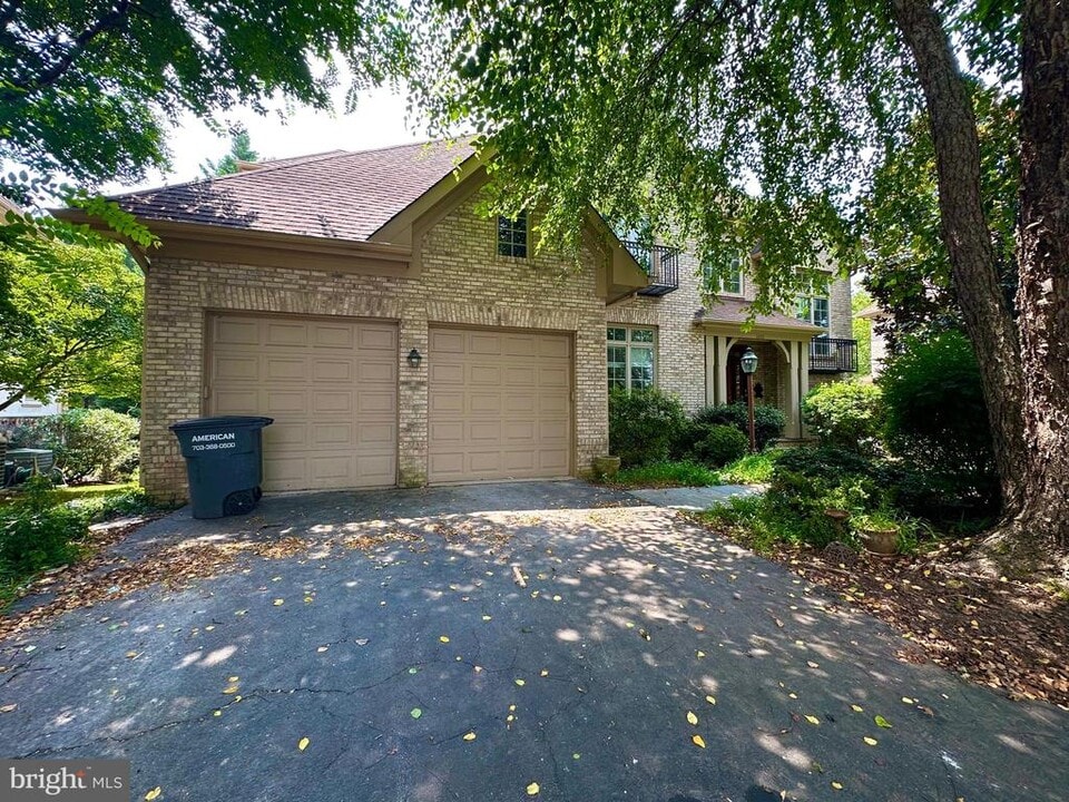 1460 Carrington Ridge Ln in Vienna, VA - Building Photo