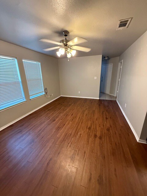 702 Claremont Pky, Unit B in Marble Falls, TX - Foto de edificio - Building Photo