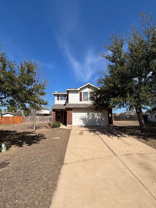 1005 Bakers Cove in Hutto, TX - Foto de edificio