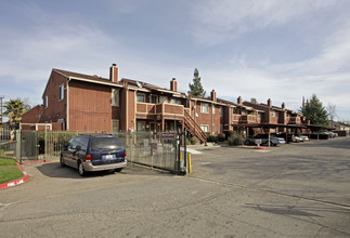 Royal Garden Apartments in Sacramento, CA - Foto de edificio - Building Photo