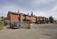 Royal Garden Apartments in Sacramento, CA - Building Photo - Building Photo