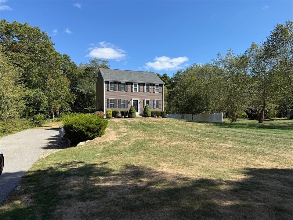 87 Center St in Carver, MA - Building Photo