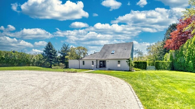 83 Kellis Pond Ln in Bridgehampton, NY - Building Photo - Building Photo