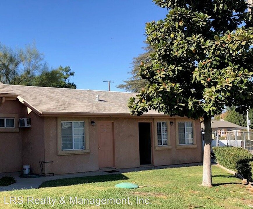 821 W La Cadena Dr in Riverside, CA - Foto de edificio