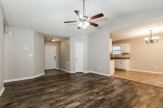 10439 Candlelight Rd in Jonesboro, GA - Foto de edificio - Building Photo