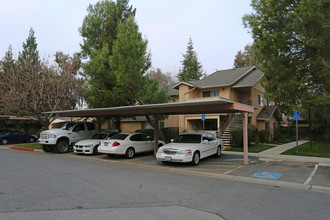 Pineview Apartments in Bakersfield, CA - Building Photo - Building Photo