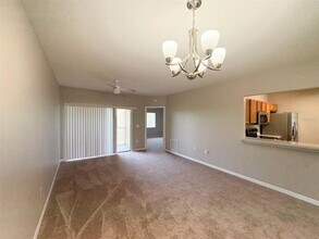 9529 Newdale Way, Unit 201 in Riverview, FL - Foto de edificio - Building Photo