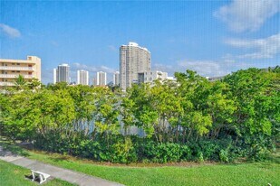 2930 Point E Dr in Aventura, FL - Building Photo