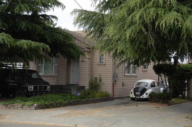 21243-21339 Meekland Ave in Hayward, CA - Building Photo - Building Photo