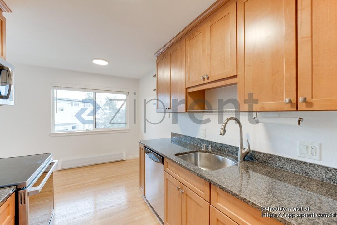 911 N 73rd St in Seattle, WA - Building Photo