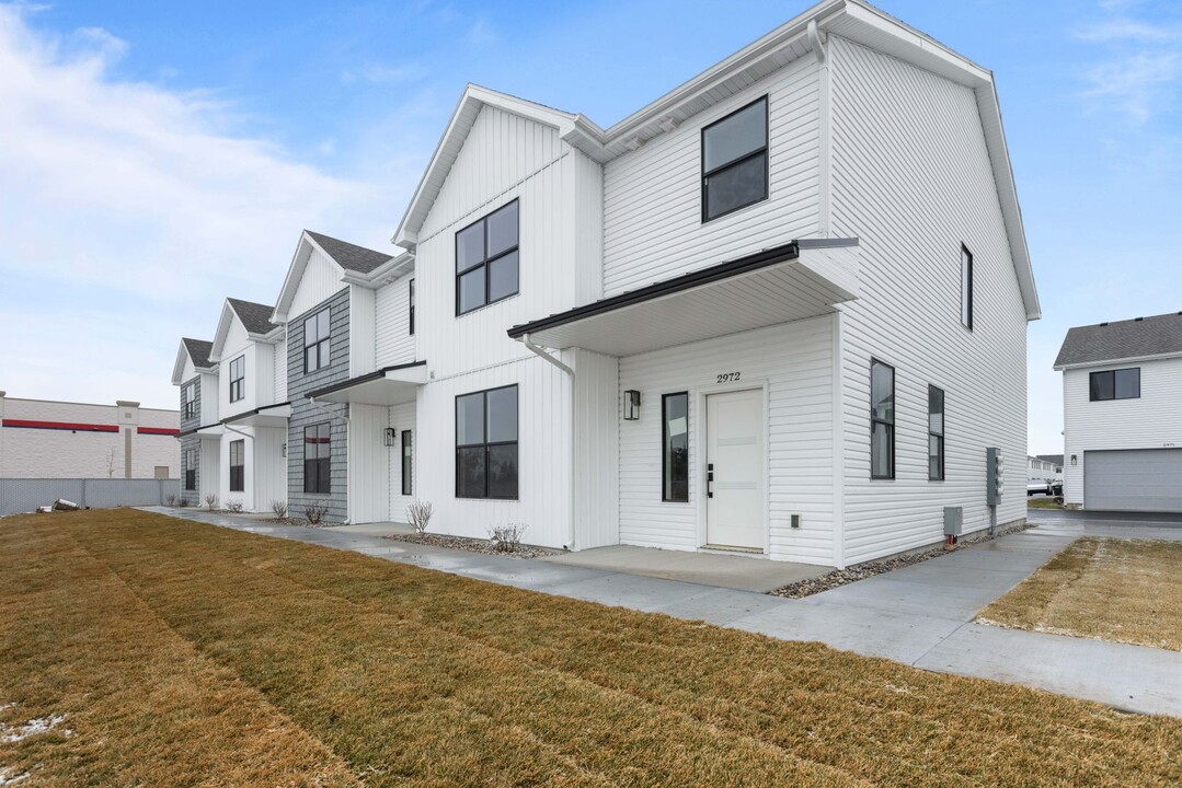 2982 Huntshire Ave in Ammon, ID - Foto de edificio