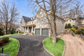 5823 Goldsboro Rd in Bethesda, MD - Foto de edificio - Building Photo