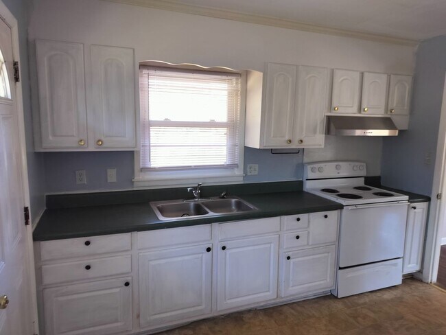 4038 Village Dr in Fayetteville, NC - Building Photo - Building Photo