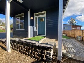 439 Wall St in North Bend, OR - Building Photo