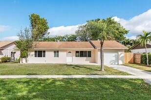 9611 Saddlebrook Dr in Boca Raton, FL - Building Photo