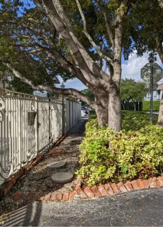 11610 N Bayshore Dr in North Miami, FL - Building Photo - Building Photo