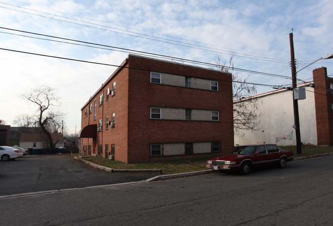 4919 A St SE in Washington, DC - Foto de edificio - Building Photo