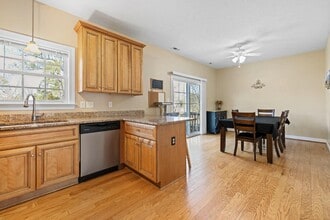 323 Fox Hill Rd in Hampton, VA - Building Photo - Building Photo