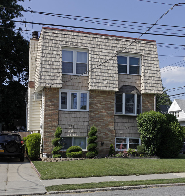 70 Mundy Ave in Staten Island, NY - Foto de edificio - Building Photo