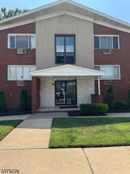 117 W 3rd Ave in Roselle, NJ - Building Photo