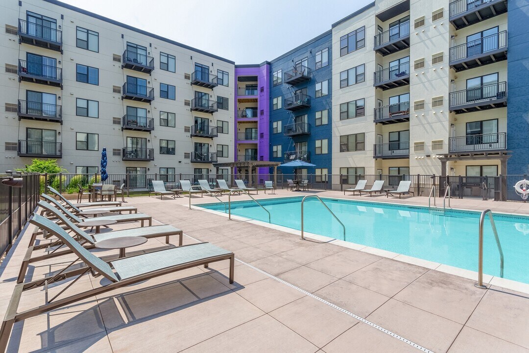 Neon Burnsville in Burnsville, MN - Foto de edificio