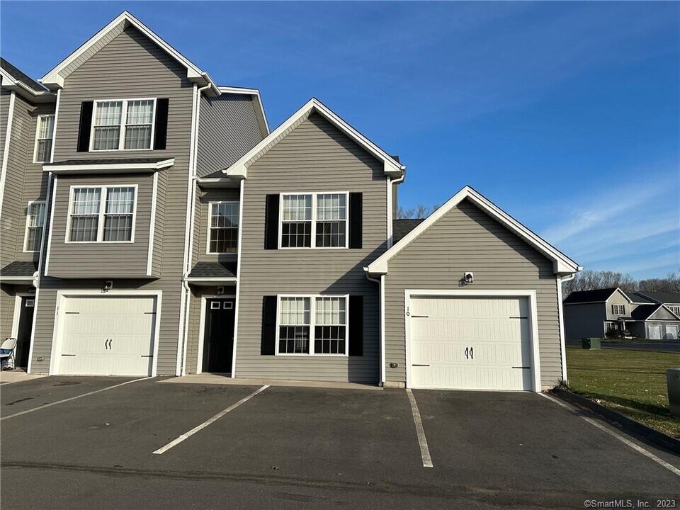 27 Tridell Dr in Southington, CT - Building Photo