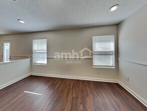 12483 Old Pond Rd in Noblesville, IN - Foto de edificio - Building Photo