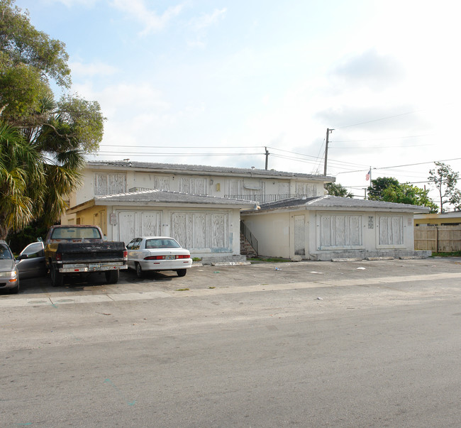 3731 SW 1st St in Fort Lauderdale, FL - Building Photo - Building Photo